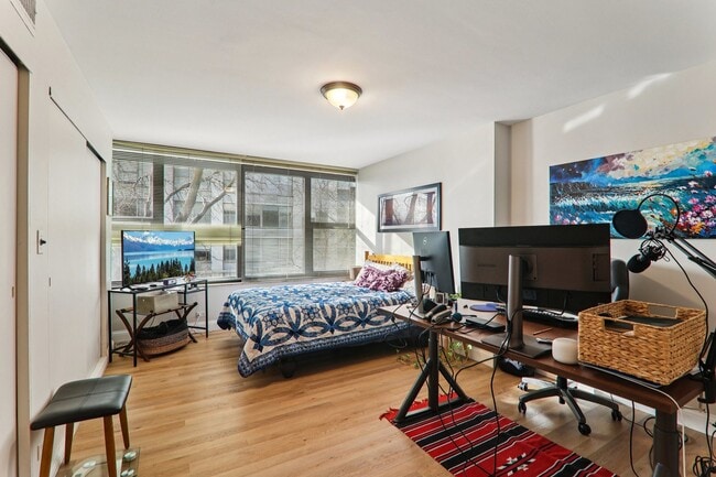 Building Photo - 5801 N Sheridan Rd