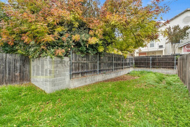 Building Photo - 3 bedroom 2 baths available in a gate community