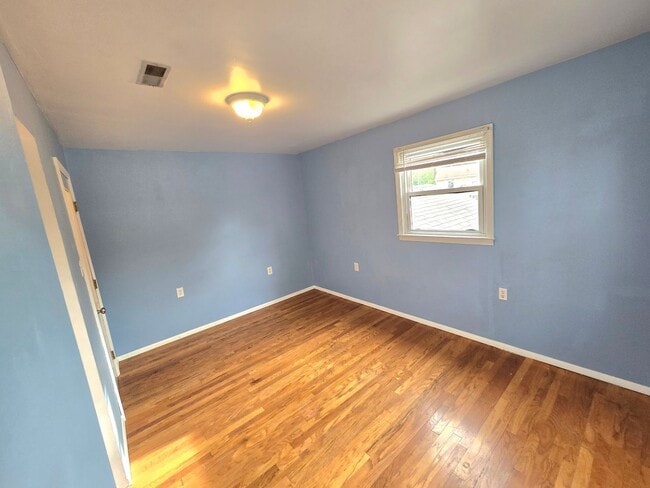 Building Photo - Spacious Five Bedroom