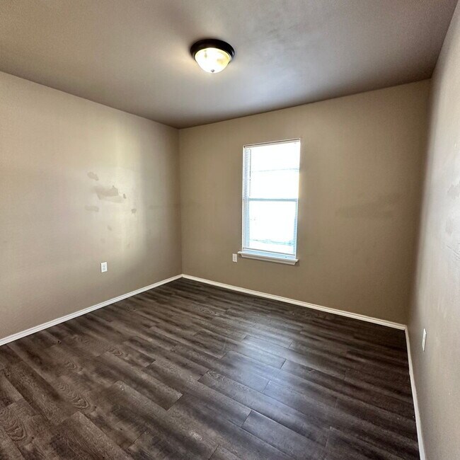 Building Photo - "Charming 3-Bedroom Duplex in Lubbock - Co...