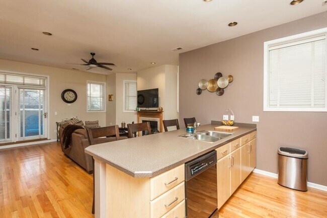 Building Photo - 2 bedroom in Chicago IL 60613