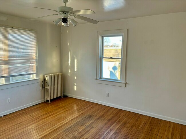 Building Photo - 13 Catlin Ave