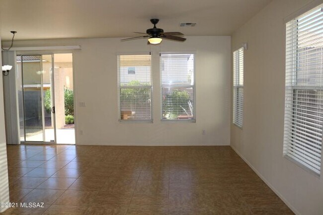 Building Photo - Move in Ready 2 bedroom 2 bath with den!