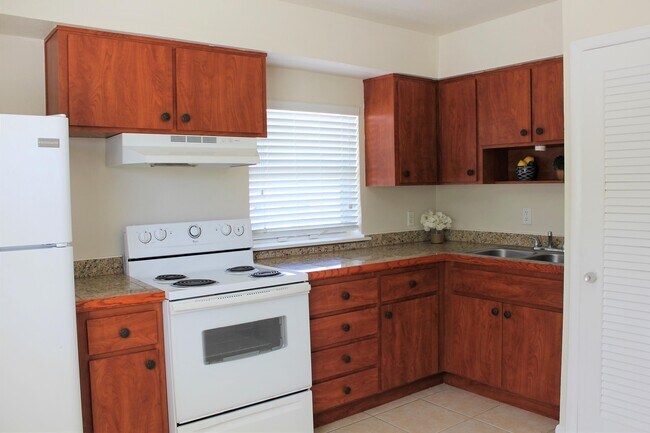 Building Photo - 651 Palm Dr