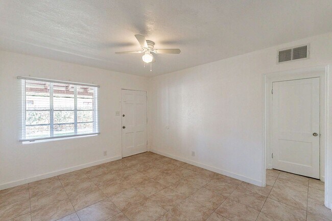Building Photo - 928 W McDowell Rd
