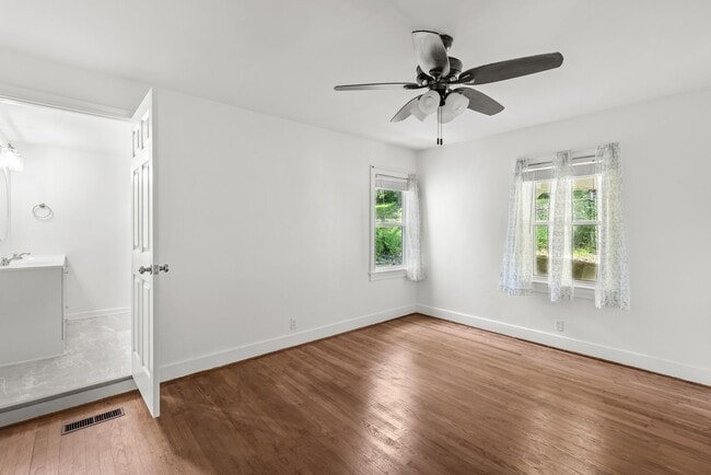 Building Photo - Beautifully Renovated 3 Bedroom 2.5 Bath H...