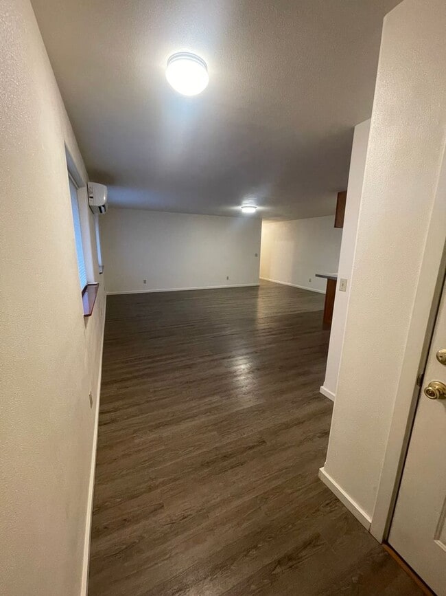 Building Photo - Convieniently located charming duplex with modern updates!