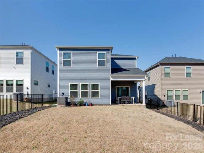 Building Photo - 4009 Woodland View Dr