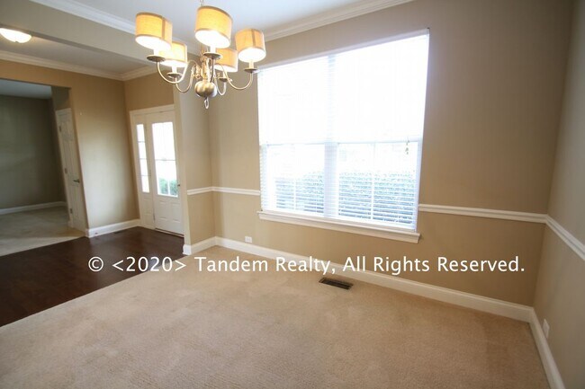 Building Photo - Franklin Home 3 bed 2.5 Baths