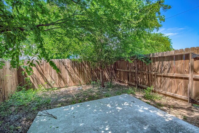 Building Photo - OFFERING 50% OFF ONE-MONTH'S RENT...QUAINT RENTAL NEAR I-35