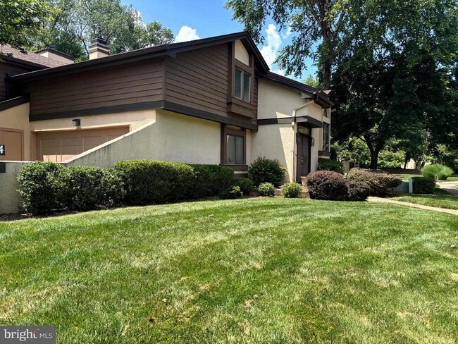 Building Photo - 514 Sayre Dr