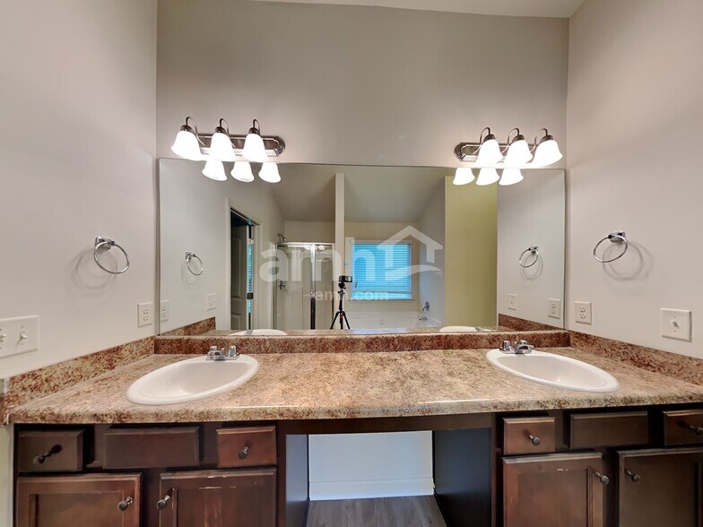 Building Photo - 908 Pine Ln