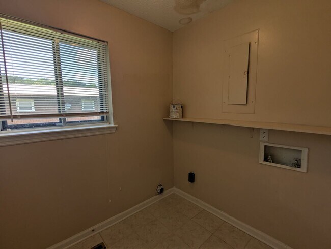 Building Photo - 4751 Tessie Ln