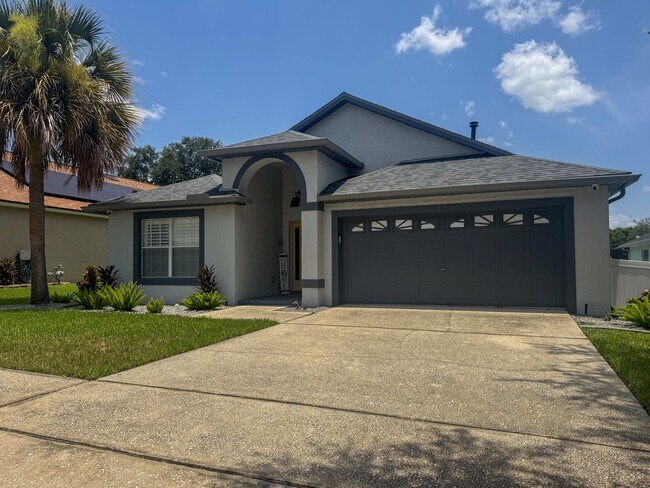 Building Photo - Beautifully updated and modern 5 bedroom 4 bathroom pool home located in the Orange Tree