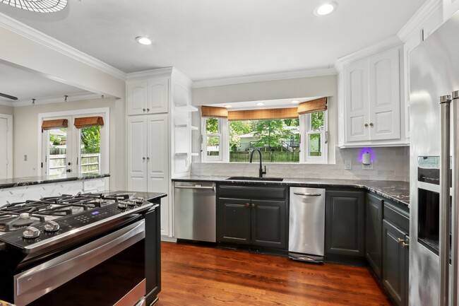 Building Photo - 8125 Lamar Ave