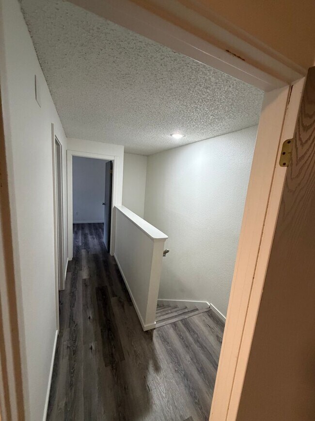 Building Photo - Updated Northgate 2bd 1.5 bath two story unit!