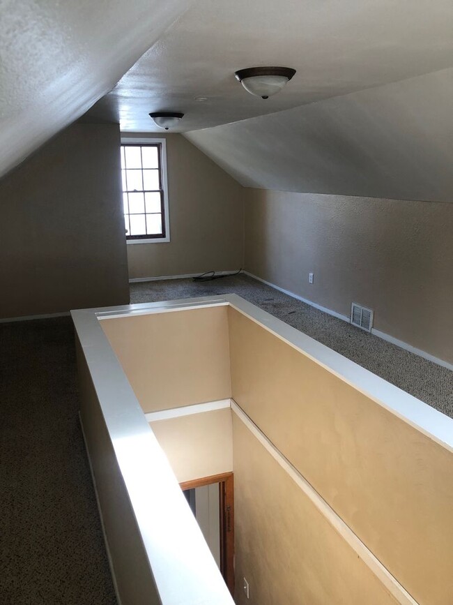 Building Photo - nice 2 bedroom house ready for move in ASAP.