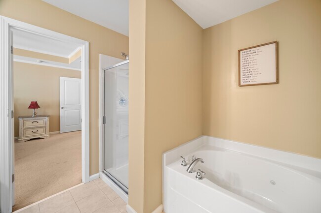 Building Photo - 1094 N Village Dr