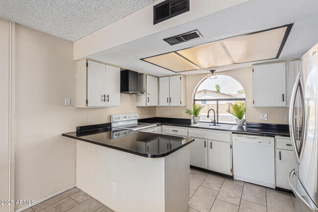 Building Photo - 3917 W Juniper Ave