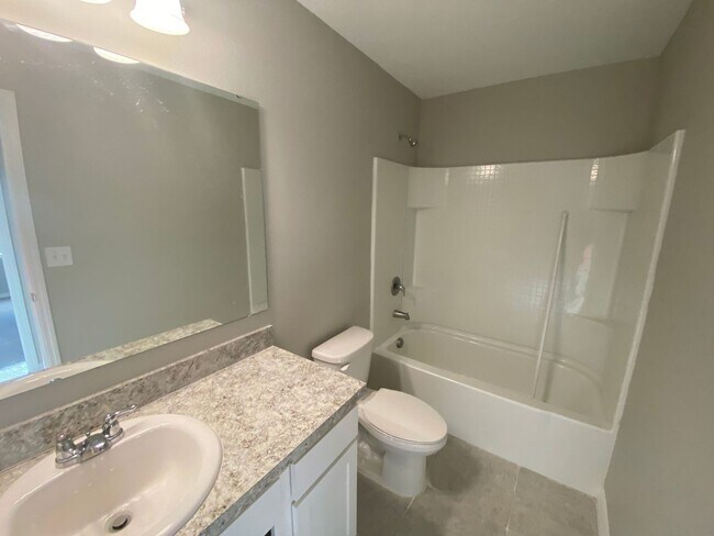 Building Photo - 3 Bedroom 2.5 Bath Townhouse in Davenport ...