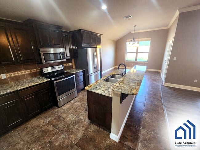 Building Photo - SPACIOUS 3 bedroom 2 bath home with fireplace AVAILABLE NOW!