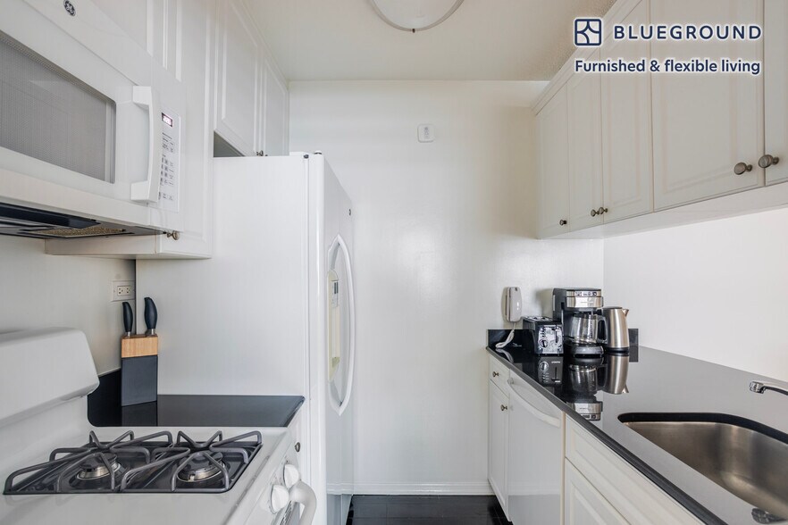 Building Photo - 151 E 31st St