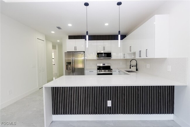 Building Photo - 849 Duplex St E