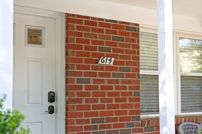 Building Photo - Student-Friendly Apartment With Ting Fiber Internet