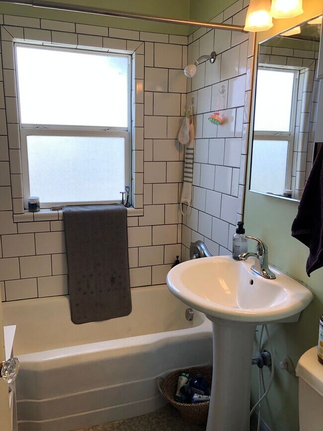 Building Photo - Charming N. Portland Apartment located in the Piedmont Neighborhood!