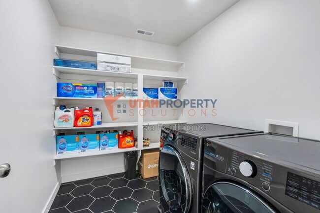 Building Photo - 213 W Prickly Pear Dr
