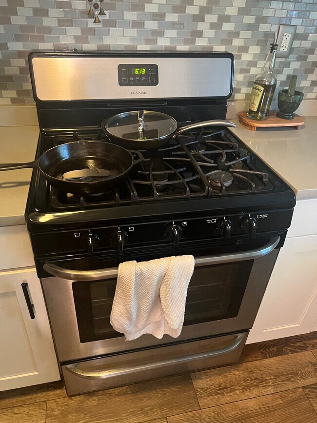 Oven - 5412 Hermit Ter