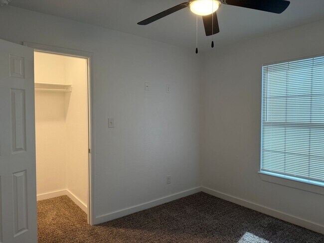 Building Photo - 1654 S Hamilton Ave