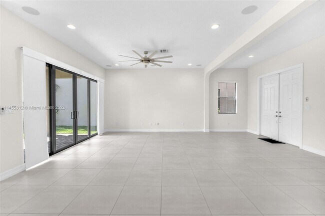 Building Photo - 855 SW 113th Ln