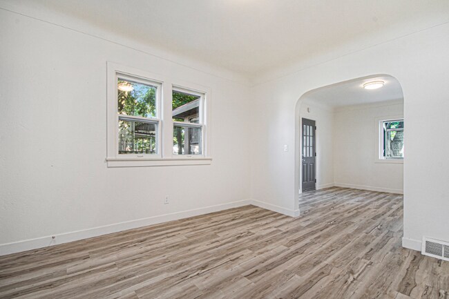 Building Photo - 1036 Park St SW