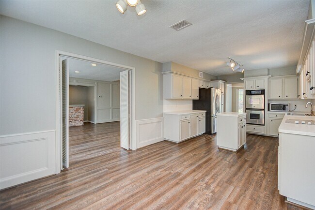 Building Photo - 6206 Rippling Hollow Dr