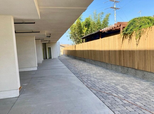 Building Photo - Remodeled 2 Bed/1 Bath