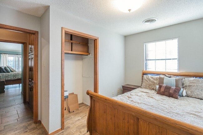 Building Photo - 3 Bedroom 2 Bathroom Home - Dogs Allowed & Large Backyard!