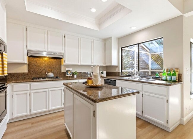 Building Photo - Updated Townhome in Sought After Walnut Creek Community ! Close To Restaurants & Shops !