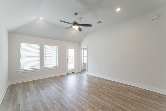 Building Photo - 10626 Whitejacket