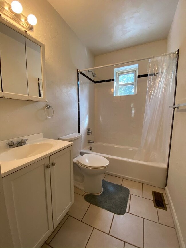 Building Photo - 2BR Townhouse with Fully Equipped Kitchen & W/D Included! Great Location! Call Now!