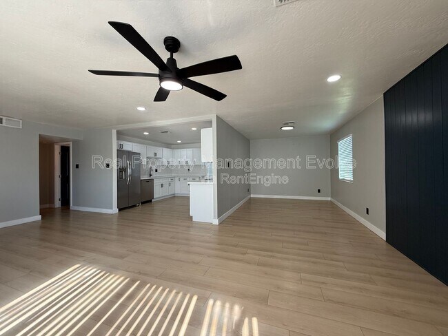 Building Photo - 429 E Greenway Dr