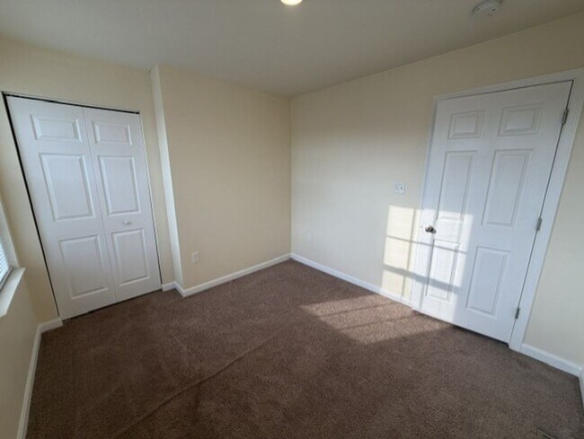 Building Photo - 422 Labrador Ln