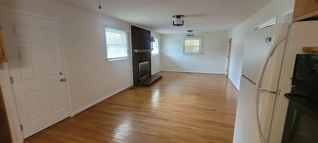 Building Photo - 3 bedroom/2 bath One Level Home w/fenced b...