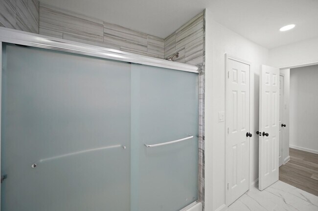 Building Photo - 5943 Greenmont Dr