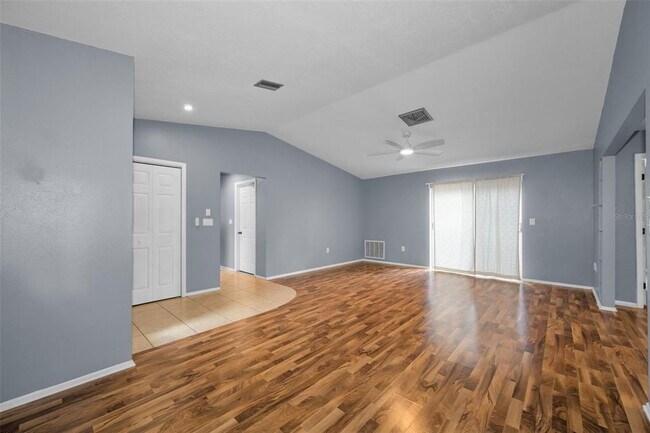 Building Photo - 13005 Club Dr