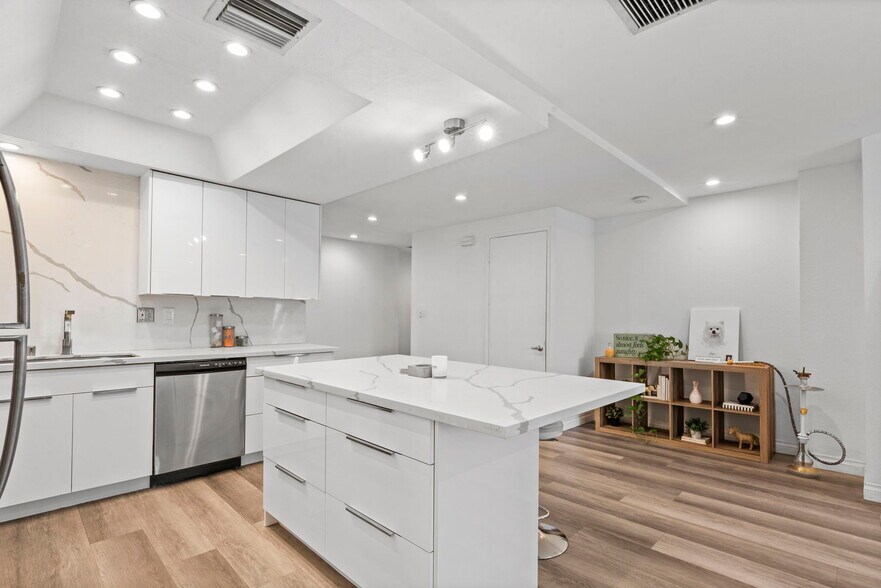 Building Photo - 321 S San Vicente Blvd
