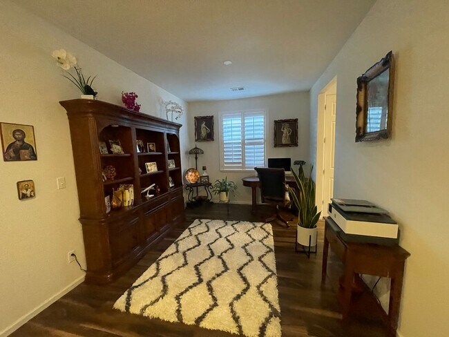 Building Photo - Beautiful Fully Furnished Home