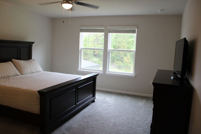 Building Photo - Spacious 5 Bedroom, 3 Bathroom in Gated Se...