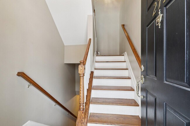 Building Photo - 273 Roslyn Ct