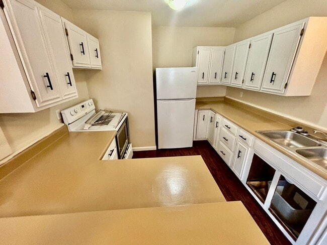 Building Photo - The "More Room to Roam" House: 4 Beds, 2 B...